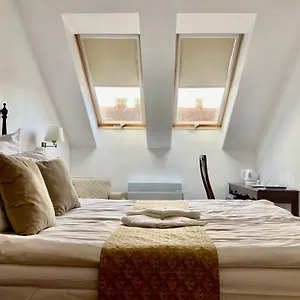Opera16 Guestrooms בית הארחה